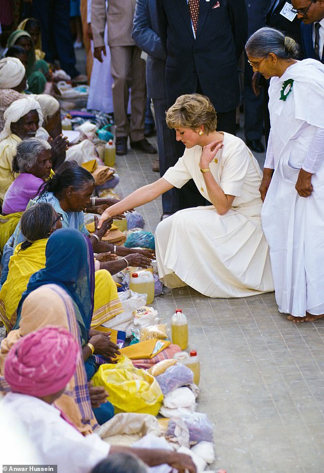 الأميرة ديانا تزور مركز ميانبور لرعاية المسنين في الهند في فبراير 1992، مرتدية فستاناً كريمياً مع تنورة مطوية وأزرار ذهبية من تصميم كاثرين ووكر