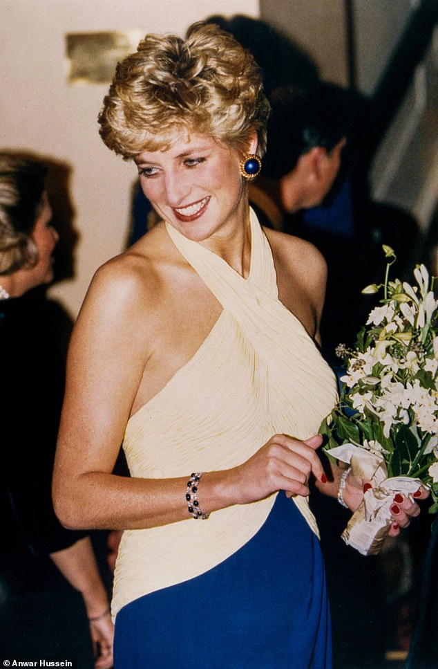 ترتدي فستانًا كريميًا في عام 1992 لحدث بلاسيدو دومينغو في كوفنت جاردن، لندن