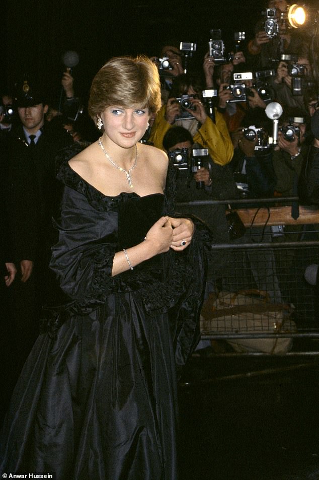 ارتدت فستانًا أسود بدون حمالات في أول مشاركة عامة رسمية لها مع تشارلز في مارس 1981 في حدث ربطة عنق سوداء في قاعة جولدسميث لمساعدة دار الأوبرا الملكية