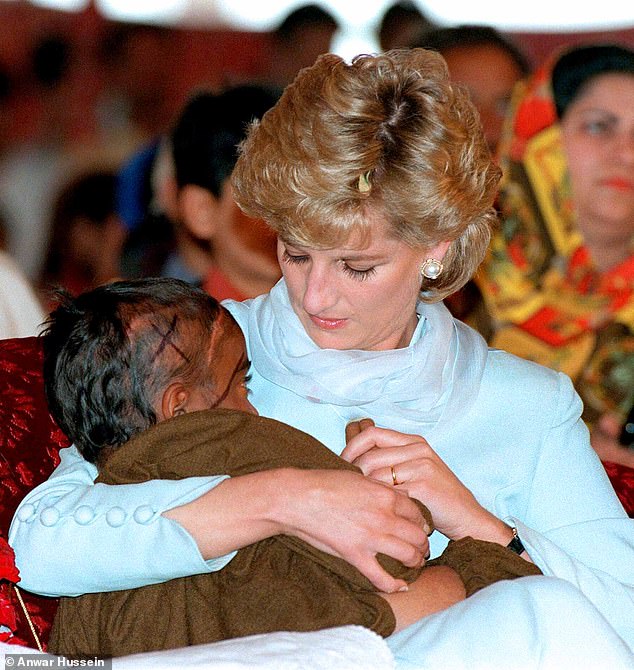 وقال أنور إن ديانا أخبرته أن الصورة التي التقطتها وهي تحتضن طفلاً أثناء زيارتها لمستشفى في لاهور عام 1996 كانت 