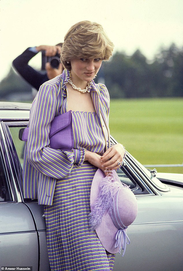 حضرت ديانا أسكوت في الشهر الذي سبق زفافها من الأمير تشارلز في عام 1981 وهي ترتدي فستانًا مخططًا وقبعة أرجوانية متطابقة.