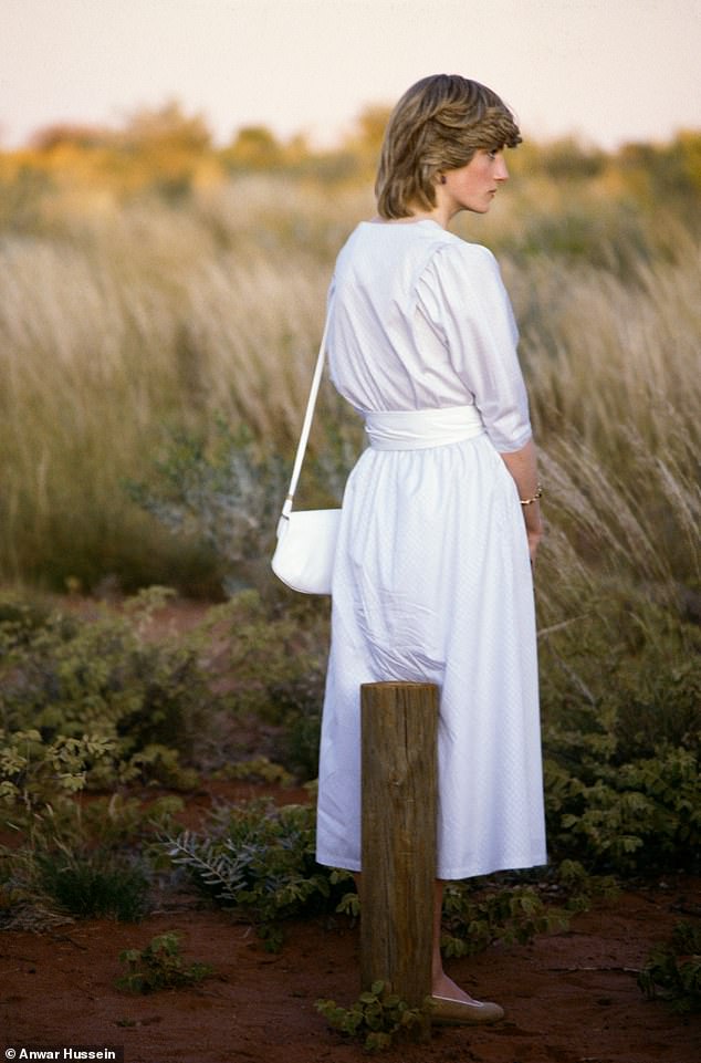 يشارك المعرض العديد من الصور الأقل شهرة، مثل هذه الصورة التي تظهر فيها ديانا وهي ترتدي قميصًا أبيض غير رسمي لزيارة آيرز روك خلال جولة ملكية في أستراليا في عام 1983.