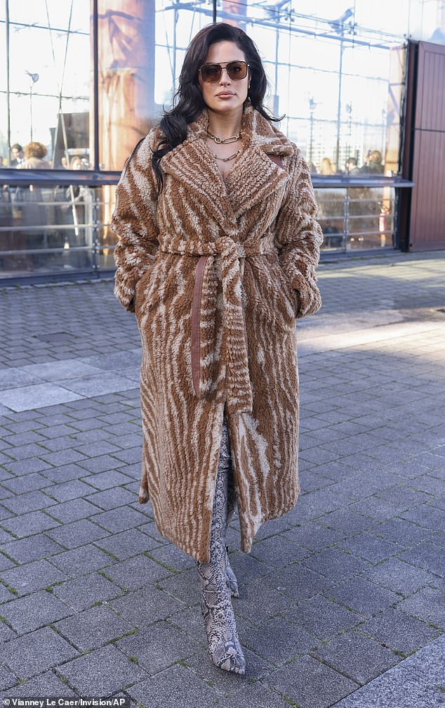 كما ظهرت عارضة الأزياء آشلي جراهام، 36 عامًا، بمظهر أنيق في الحدث مرتدية معطفًا مريحًا باللون البيج وحذاء طويل مصنوع من جلد الثعبان.