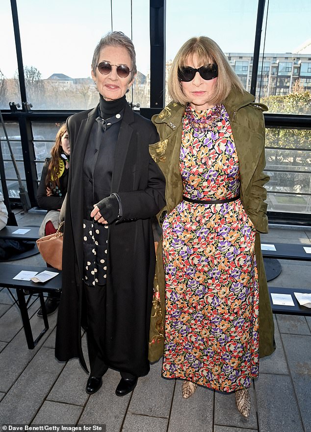 ظهرت آنا مع الممثلة شارلوت رامبلينج التي ارتدت زيًا أسود