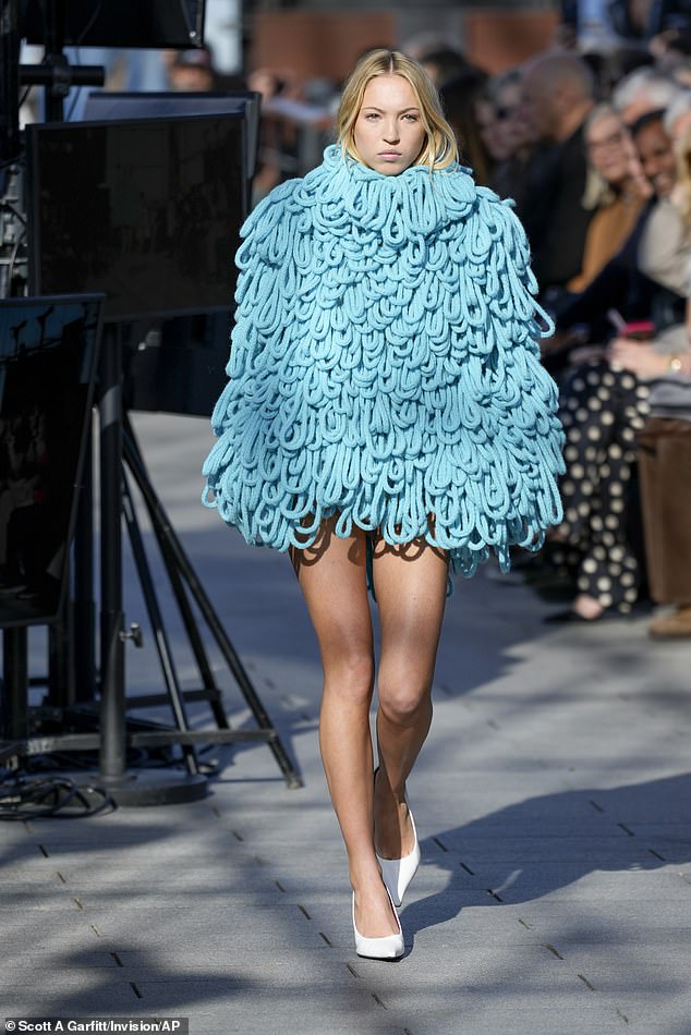 عارضة الأزياء ليلى موس ترتدي قطعة إبداعية كجزء من عرض ستيلا مكارتني