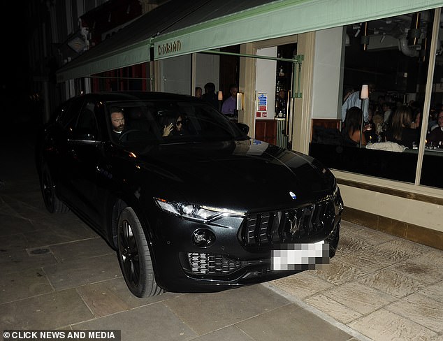 انتظرت سيارة مازيراتي ذات الدفع الرباعي بقيمة 200 ألف جنيه إسترليني تحت مظلة مطعم دوريان الصغير الحائز على نجمة ميشلان في نوتينغ هيل، غرب لندن.
