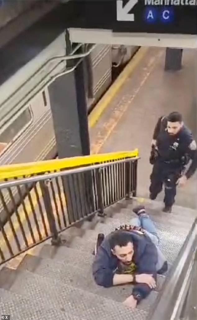 تم القبض على مطلق النار البالغ من العمر 32 عامًا قبل أن يصعد إلى المنصة وظل رهن الاحتجاز.  شوهد وهو مستلقي على الدرج خارج سيارة مترو الأنفاق