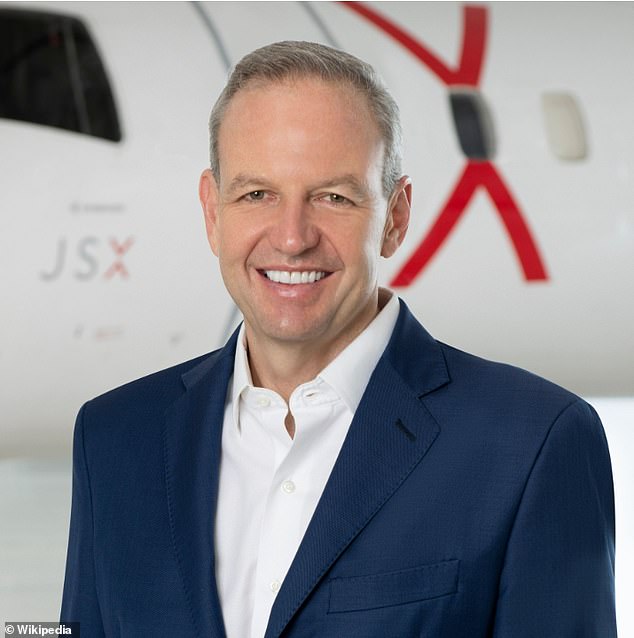 أسس أليكس ويلكوكس شركة JSX في عام 2015، وفي أقل من عقد من الزمن، انتقلت الشركة من تشغيل 641 رحلة طيران فقط على ستة مسارات، إلى ما يقرب من 35000 رحلة على مدى 48 خطًا.