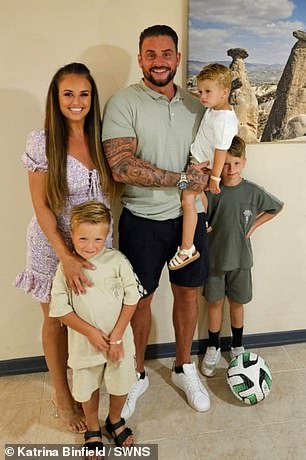 تم منح السيد سميث، وهو أب لثلاثة أطفال (في الصورة مع عائلته)، 15 شهرًا للعيش بعد تشخيص إصابته بورم في المخ