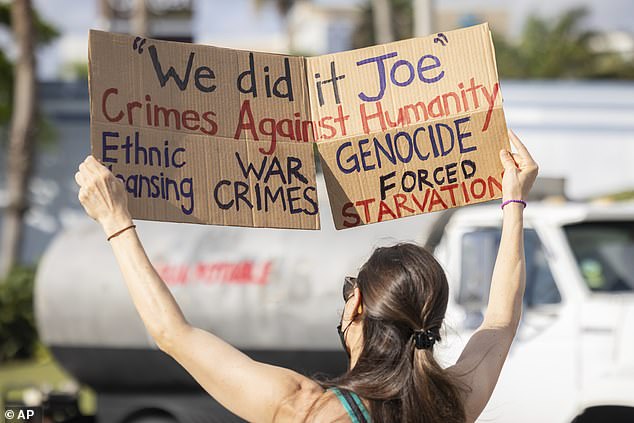 متظاهر يحمل لافتة خلال احتجاج على زيارة نائبة الرئيس الأمريكي كامالا هاريس إلى سان خوان، بورتوريكو،