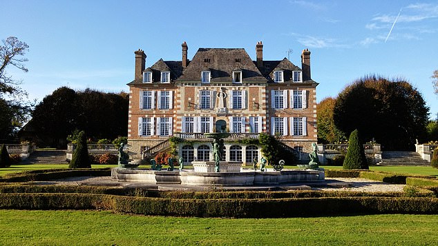 Grand: Chateau du Mont في نورماندي عبارة عن ملكية 