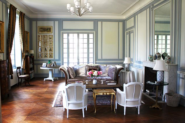Chateau de la Forge in the Dordogne هو منزل ريفي كلاسيكي في Perigord يقع داخل عقار بمساحة 32 فدانًا