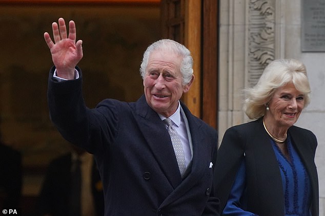 يغادر الملك تشارلز الثالث والملكة كاميلا عيادة لندن في وسط لندن حيث خضع لعملية جراحية في البروستاتا في 29 يناير