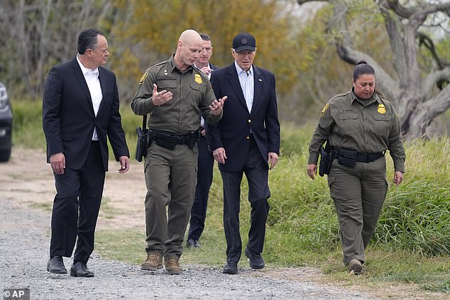 الرئيس جو بايدن، في الوسط، يتفقد الحدود الجنوبية.  يرشده هنا رئيس USBP جيسون أوينز (يسار الوسط) في 29 فبراير 2024