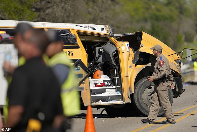 أحد جنود إدارة السلامة العامة في تكساس يتفقد مكان الحادث المميت للحافلة المدرسية