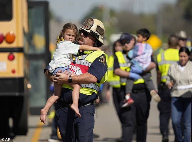 يتم نقل فتاة صغيرة من حادث تحطم حافلة مدرسية مميت على طريق ولاية تكساس السريع 21 بالقرب من طريق كالدويل يوم الجمعة