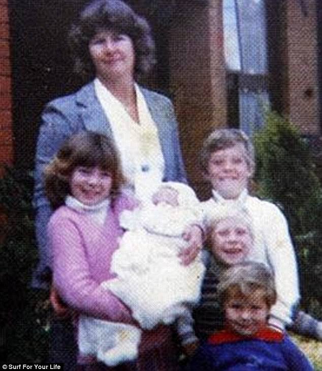تم تصوير فانينغ وهو طفل رضيع تحمله أخته راشيل، مع والدته إليزابيث وثلاثة إخوة أكبر منه شون وإدوارد وبيتر.