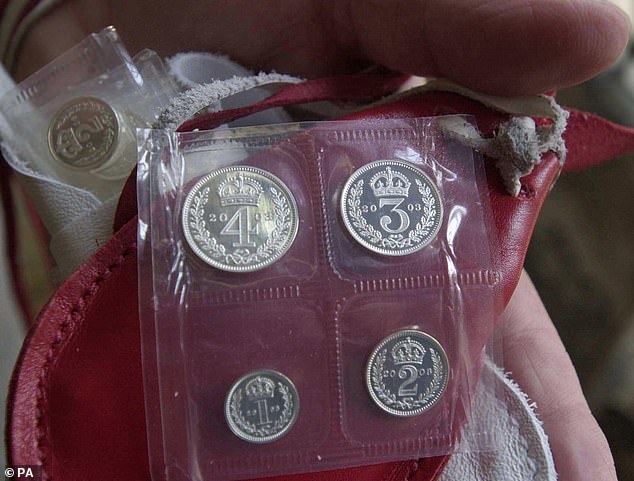بعض أموال ماوندي التي وزعتها الملكة كجزء من خدمة ماوندي الملكية في كاتدرائية غلوستر في عام 2003
