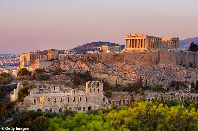 يهيمن معبد البارثينون على أفق أثينا