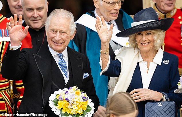 الملك تشارلز الثالث والملكة كاميلا يحضران خدمة ماندي الملكية في يورك مينستر في 6 أبريل 2023 في يورك، إنجلترا