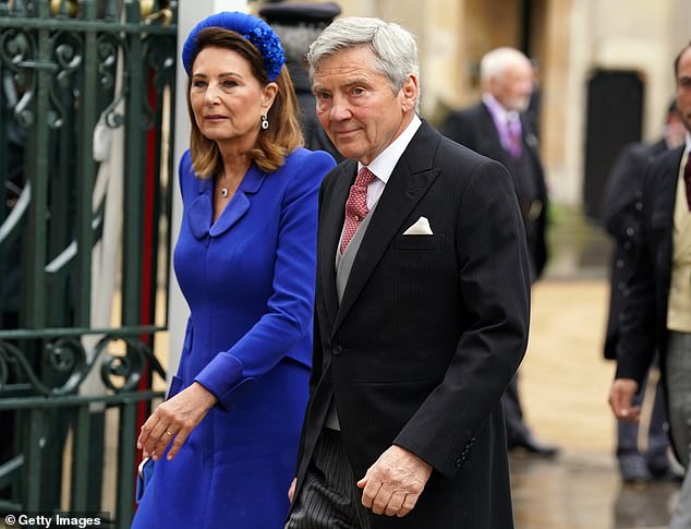 مايكل ميدلتون وكارول ميدلتون، كاثرين، والدا أميرة ويلز يصلان إلى تتويج الملك تشارلز الثالث والملكة كاميلا في 6 مايو 2023 في لندن