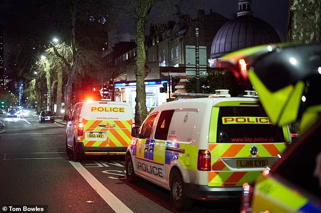 وتقول شرطة النقل البريطانية إن شخصين نُقلا إلى المستشفى بعد الحادث الذي وقع على منصة متجهة شمالاً