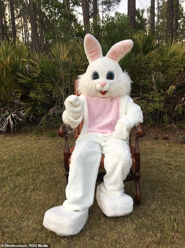 قال قس معمداني لتلاميذ المدارس إن البيضة هي رمز للحياة الجديدة، لكن أرنب عيد الفصح (في الصورة) ليس حقيقيا