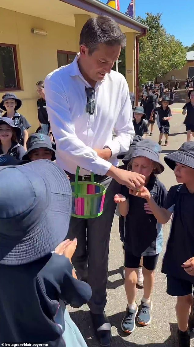 زار وزير التعليم في جنوب أفريقيا بلير بوير (في الصورة) المدرسة يوم الخميس لتوزيع بيض عيد الفصح على الأطفال
