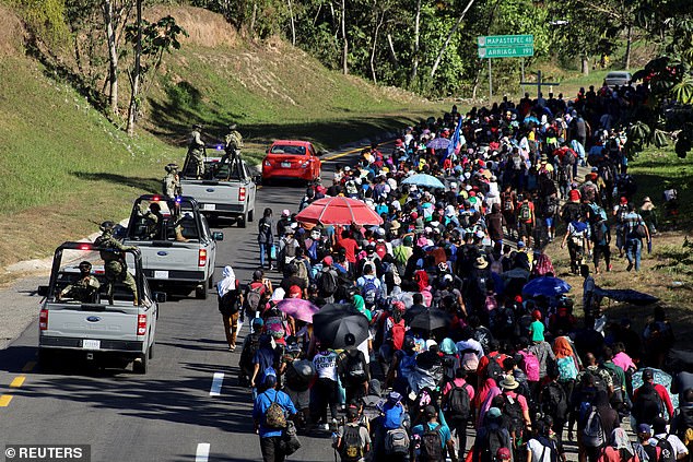 يسير أكثر من 2000 مهاجر في قافلة 