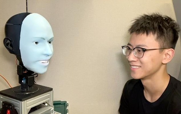 يعتقد الباحثون أن مهارات الاتصال غير اللفظي للروبوتات قد تم التغاضي عنها.  تم تصوير Emo هنا مع Yuhang Hu من Creative Machines Lab