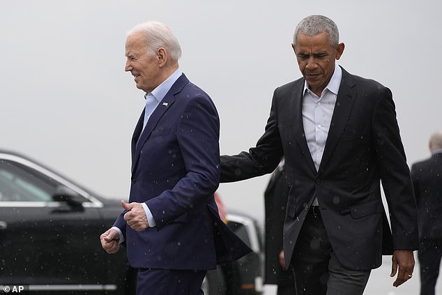 أرشد أوباما (على اليمين) بايدن (على اليسار) إلى سيارة الليموزين الرئاسية مع وصول ثنائي الرؤساء الديمقراطيين إلى مطار جون إف كينيدي الدولي في نيويورك.  وسينضم إليهم الرئيس السابق بيل كلينتون