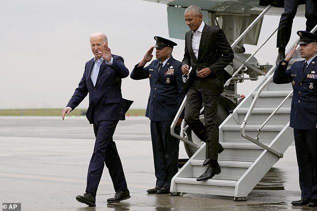 قام الرئيس السابق باراك أوباما (يمين) برحلة على متن طائرة الرئاسة مع الرئيس جو بايدن (يسار) قبل حفل جمع التبرعات الجذاب بقيمة 25 مليون دولار في مدينة نيويورك ليلة الخميس