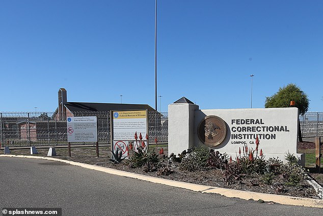 البوابات الخارجية للمؤسسة الإصلاحية الفيدرالية لومبوك في جنوب كاليفورنيا.  المنشأة عبارة عن سجن منخفض الحراسة حيث يمكن أن يقضي بانكمان فرايد وقته