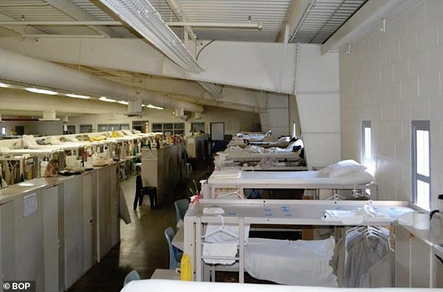 الجزء الداخلي من سجن FCI Lompoc، وهو سجن شديد الحراسة في جنوب كاليفورنيا