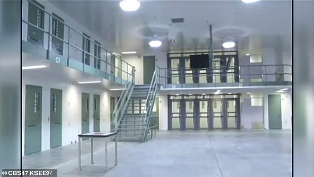 تحتجز FCI Mendota 950 سجينًا داخل المنشأة ذات الحراسة المتوسطة