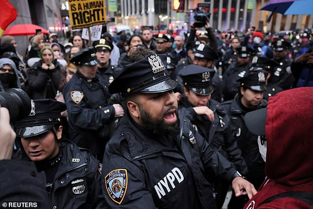 اشتبك ضباط الشرطة مع المتظاهرين قبل حفل جمع التبرعات للرئيس جو بايدن بقيمة 25 مليون دولار في قاعة موسيقى راديو سيتي مساء الخميس في مدينة نيويورك