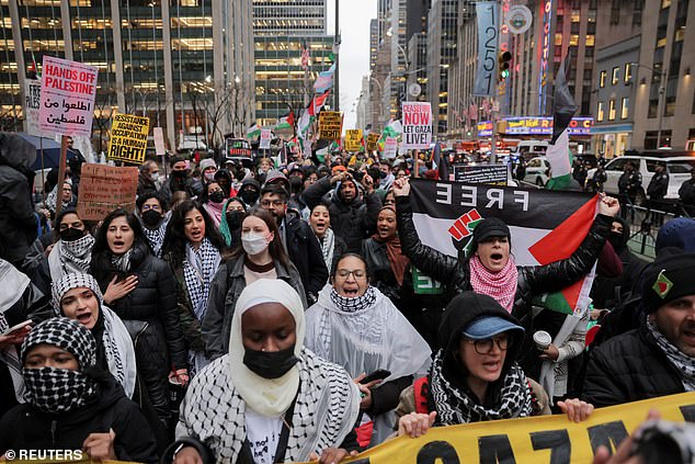 ظهر المتظاهرون المؤيدون للفلسطينيين بأعداد كبيرة للمطالبة بوقف إطلاق النار في غزة بينما قام الرئيس جو بايدن وعدد كبير من المشاهير بجمع الأموال في نيويورك لدعم جهود إعادة انتخابه