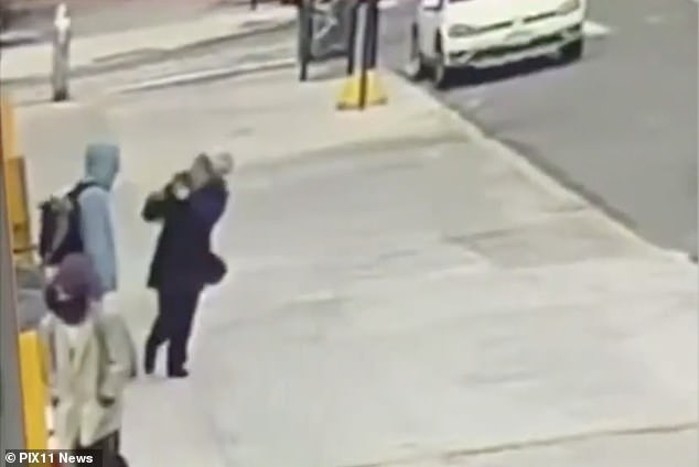 تُظهر لقطات كاميرات المراقبة المروعة فرانز جودي، 33 عامًا، وهو يمد ذراعه ويضربها بعنف على وجهها قبل أن يمشي ببساطة.