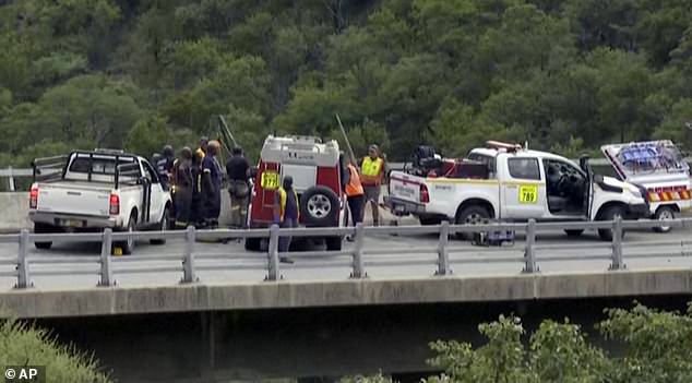 عمال خدمة الطوارئ يظهرون على الجسر بعد الحادث المروع