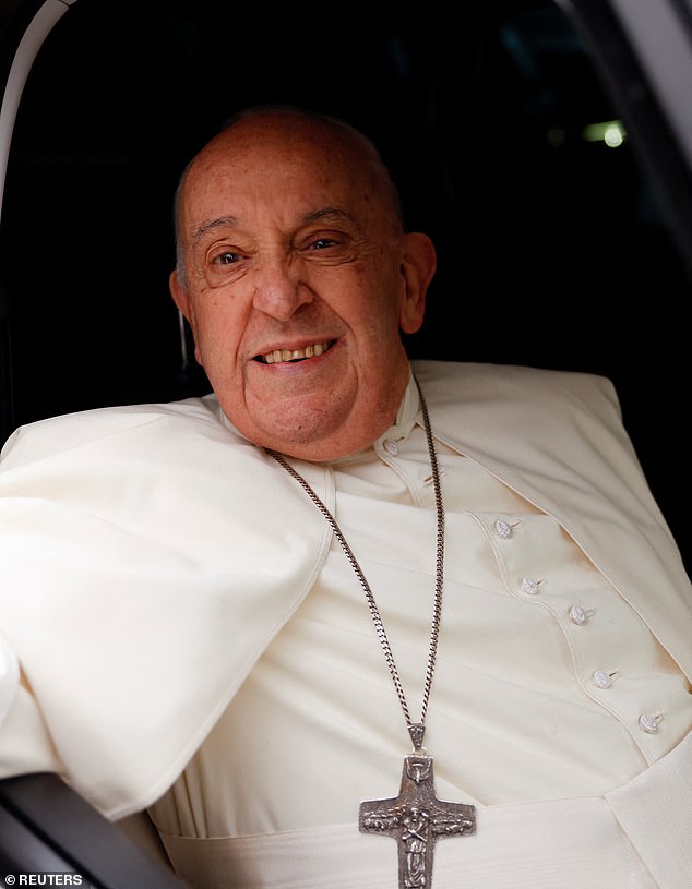 البابا فرانسيس يبتسم وهو يغادر بعد زيارة قسم النساء في سجن ريبيبيا