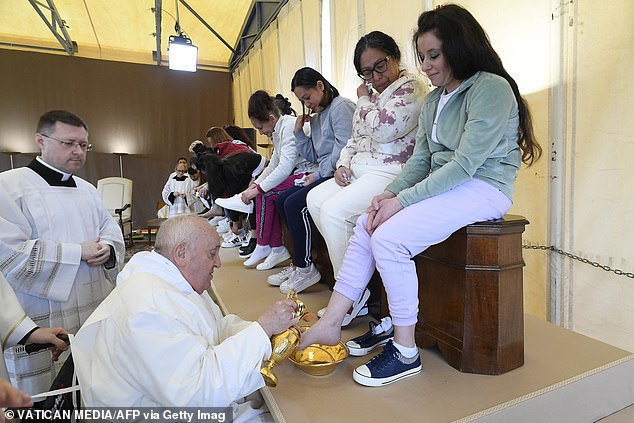 البابا فرانسيس يؤدي "غسل أقدام" السجناء خلال زيارة خاصة للسجن