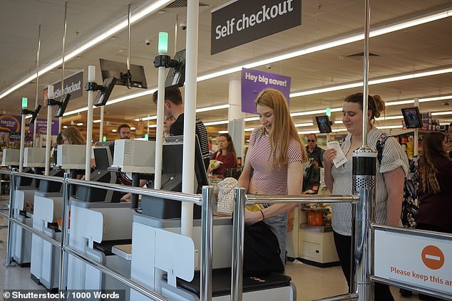 يستخدم المتسوقون عدادات الدفع الذاتي في سوبر ماركت سينسبري في مايو من العام الماضي في باث