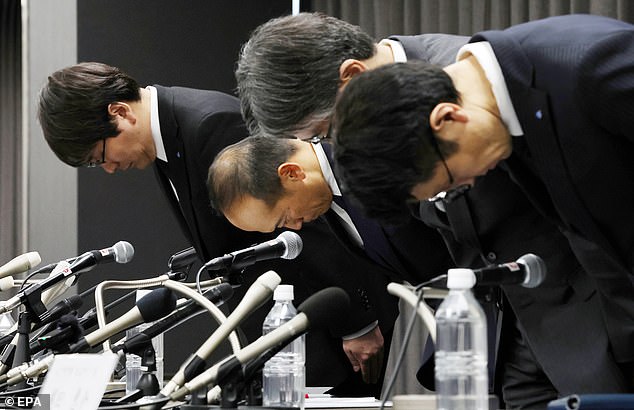 واعترفت شركة الأدوية ومقرها أوساكا هذا الأسبوع بأنها زودت أرز الخميرة الحمراء لنحو 50 شركة أخرى في اليابان واثنتين في تايوان.  في الصورة، رئيس شركة كوباياشي للأدوية أكيهيرو كوباياشي (الثاني على اليسار) والمسؤولون ينحنون خلال مؤتمر صحفي في أوساكا اليوم
