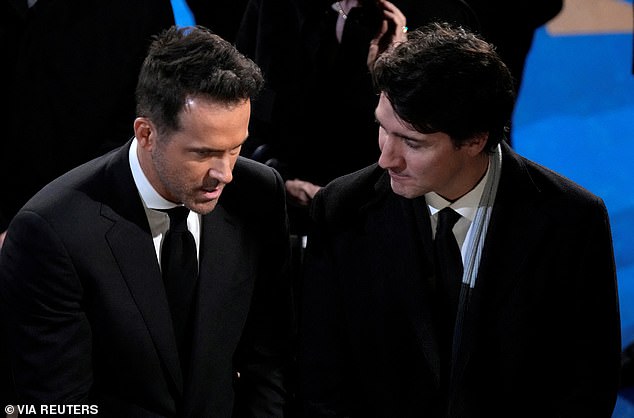 رئيس الوزراء الكندي جاستن ترودو يتحدث مع الممثل رايان رينولدز في جنازة رئيس الوزراء السابق بريان مولروني في مونتريال
