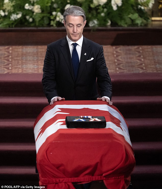 بن مولروني يضع يديه على نعش والده بعد إلقاء قراءة خلال الجنازة الرسمية لرئيس الوزراء السابق بريان مولروني في كاتدرائية نوتردام في مونتريال