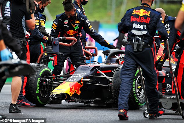 ساعد ستيفنسون في إصلاح سيارة Verstappen بعد اصطدامه في دورة التشكيل في سباق الجائزة الكبرى المجري 2020 قبل المضي قدمًا لتأمين منصة التتويج