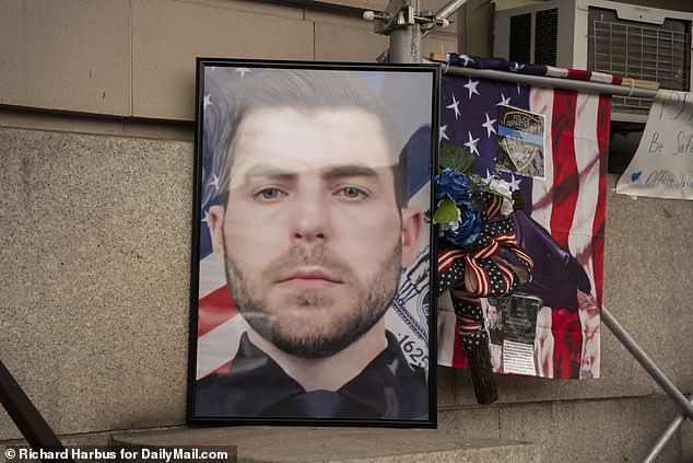 صورة خارج منطقة 101 تكريمًا لضابط شرطة نيويورك الذي سقط جوناثان ديلر