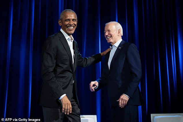 الرئيس الأمريكي السابق باراك أوباما (يسار) والرئيس الأمريكي جو بايدن يصلان لحضور حفل لجمع التبرعات في قاعة موسيقى راديو سيتي في مدينة نيويورك في 28 مارس 2024