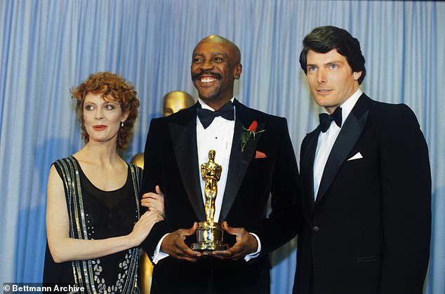يحتفل جوسيت جونيور بفوزه بجائزة الأوسكار عام 1982 مع الممثلة سوزان ساراندون (يسار) ونجم سوبرمان كريستوفر ريف (يمين)