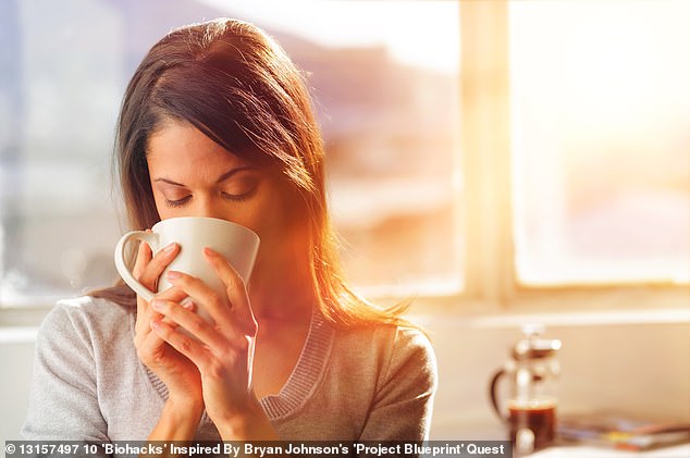 من المهم مراقبة استهلاك الكافيين - الموجود في المشروبات مثل الشاي والقهوة والكولا - قبل النوم (صورة مخزنة)
